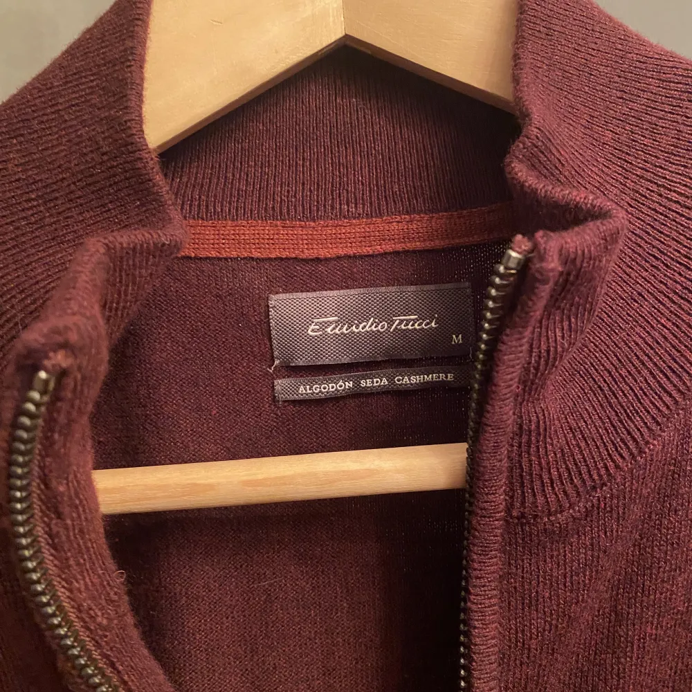 Jag säljer min Emidio Tucci tröja som är en helzip som är i bomullssilke kashmir. Den är i en sjukt snygg vinröd färg och den är tunnt stickad. Pris kan diskuteras vid snabb affär👍🏽. Tröjor & Koftor.