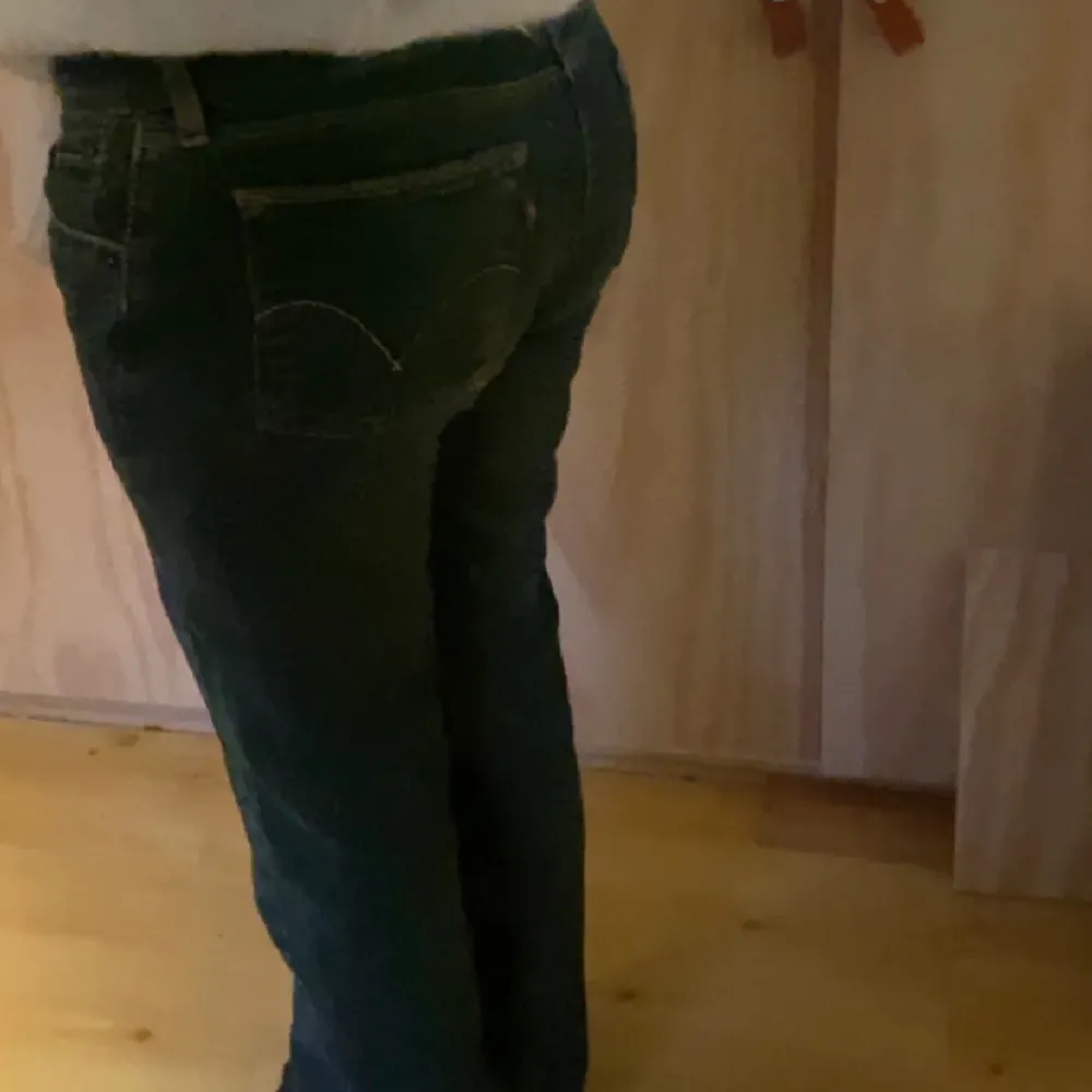 Jätte fina lågmidjade jeans från Levi’s 😍säljer dom pga att dom inte kommer till användning tyvärr. Bara använda ett få tal gånger och är i super bra skick❤️. Jeans & Byxor.