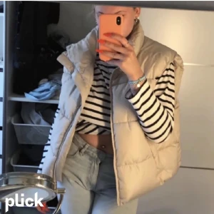 Beige väst  - Beige väst som inte kommer till användning, den är ifrån bik bok och original priset är 800kr.