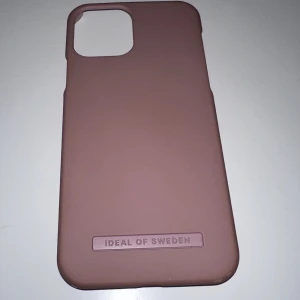 Ideal of sweden  - Mobilskal till iPhone 12. Från ideal Off Sweden. Finns inga defekter och är i fint skick.  Köparen står för frakten!