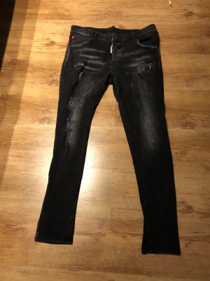 Dsquard jeans  - Dsquard jeans i ett bra skick. Andvända ca 3-4 gånger. I storlek 34 passar dig om du är runt 170. Köpta i rea 1200 och sälj nu för 500, men priset går o sänkas lite. 