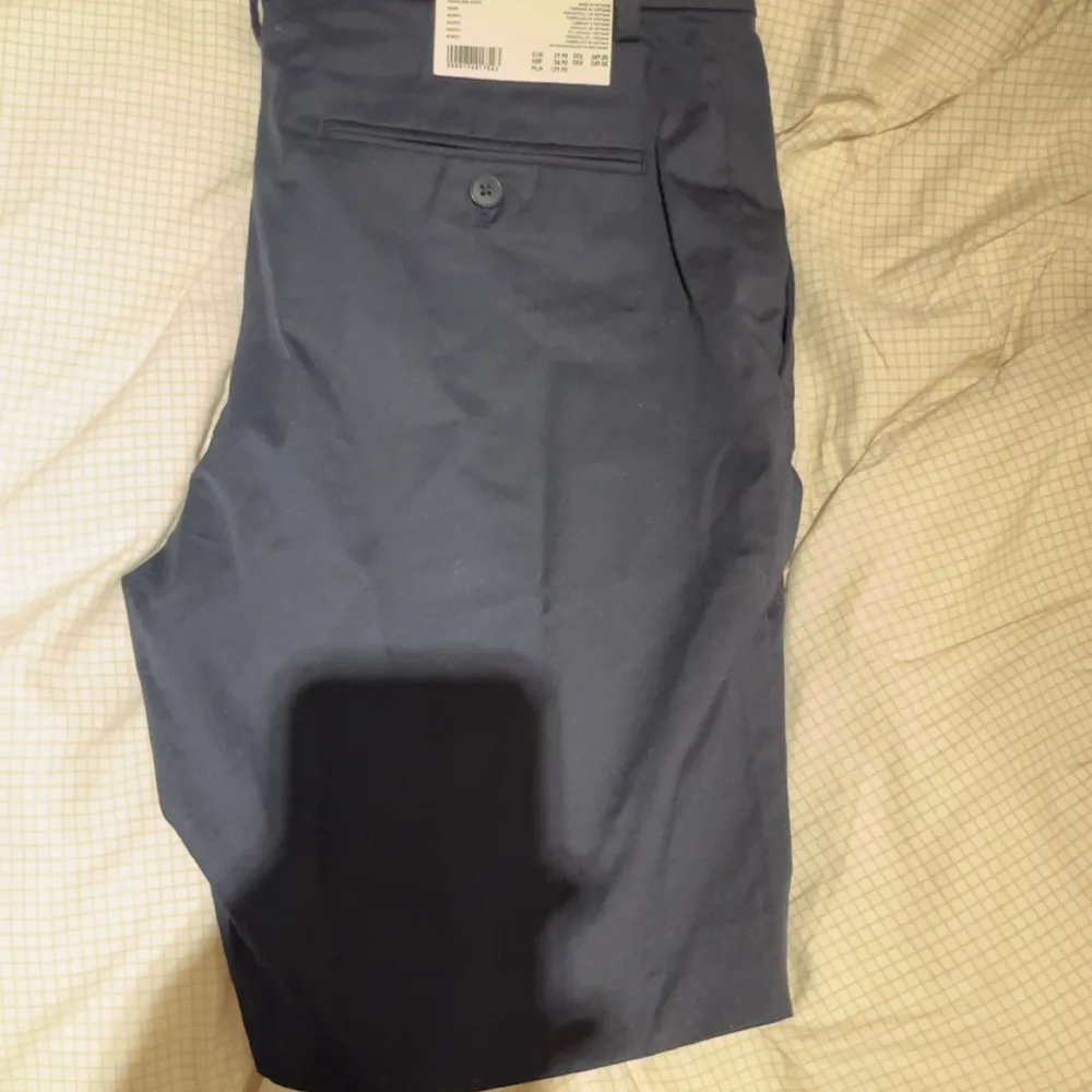 Säljer oanvända kostym shorts perfekt nu till vintern 😂   Storlek M ny pris 350    🛑Kom med prisförslag. Shorts.