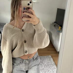Cardigan beige - Kommer inte till användning men super fin och nyskick🤩