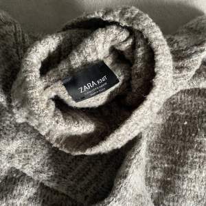 Sjukt mysig stickad tröja/klänning från Zara. Fin krage och slits på sidorna. Storlek M. Perfekt till hösten.