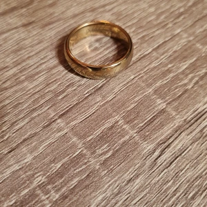 The one ring - Replika av ringen från sagan om ringen i kirurgiskt stål. Inskription på framsidan och insidan. Stprlek 18