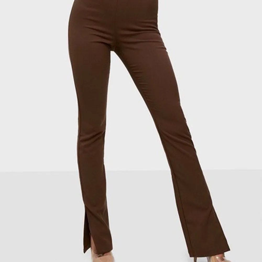 Bruna kostymbyxor med slits nertill från bianca ingrosso x nelly.com kollektion, dragkedja i sidan. Jeans & Byxor.