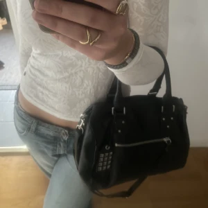 Väska  - Skitsnygg handväska köpt secondhand. Köpt med defekt på handtaget. 220kr + frakt🤩 Pris kan diskuteras! 