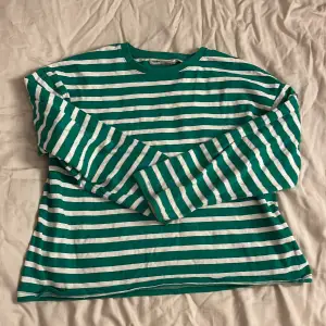 En vit/grön randig tröja från pull&bear, knappt använd!🩷 