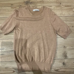 Topp  - Säljer min begia/bruna topp från zara 