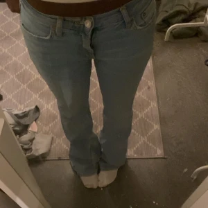 Blåa jeans  - Säljer dessa blåa lågmidjade jeans från Gina💕 tryck inte på in och köp skriv till mig innan