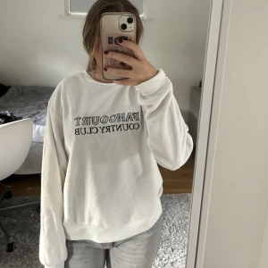 Vit tröja - Snygg, mysig tröja perfekt till hösten😍 säljer pga att den inte kommer till användning 