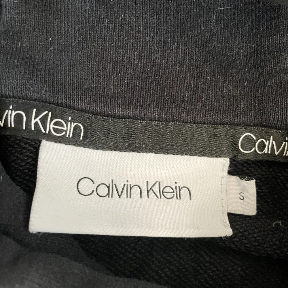 Säljer min Calvin Klein Hoodie, den är fint skick men använd fåtal gånger, den är storlek S, tveka inte på att skriva vid fler frågor. . Hoodies.
