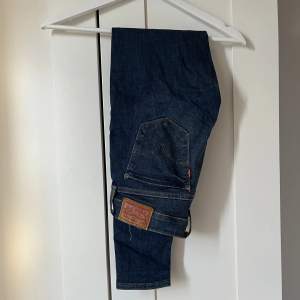 Skinny jeans från Levi’s. Trasiga i sömmen där bak (se bild 2) men går enkelt att laga. 