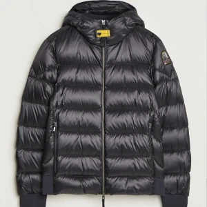 Parajumpers Pharell Sheen - Parajumpers Pharell Sheen jacka i storlek 56 XL. Köptes förra vintern men är nästintill oanvänd. Nypris: 6699kr.