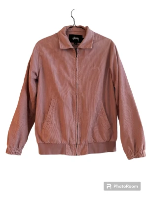 Vintage Stussy jacka - Stussy jacka i rosa färg. Passar bra nu till hösten. Inte min stil bara. Inga flaws av det jag kan se, storlek S men kan passa M, beroende på hur man ser ut osv. Självklart äkta, släpptes 2014 om jag inte minns fel.