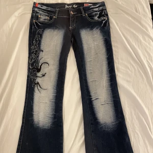 Young Age jeans - As snygga Young age jeans!! Köpte på loppis, säljer dem för att de aldrig kommer till användning, kontakta mig för frågor och om ni vill ha fler bilder❤️❤️jag använder Swish!!