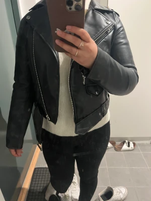 Skinnjacka  - En fin skinnjacka från Zara. Storlek M men är liten i storlek och passar S bättre! 
