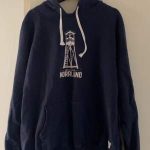 Säljes denna hoodie från SQRTn Norrland. Storlek xxxl men känns som en xl. 