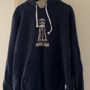 Norrlands tröja - Säljes denna hoodie från SQRTn Norrland. Storlek xxxl men känns som en xl. 