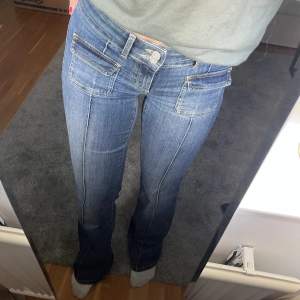 Säljer dessa jättefina jeans från Nelly. Jeansen är köpta för 699 kr och använda 2 gånger, dvs jättebra skick!! Storlek 36(S). Jag är 163, innerbenslängd: 82 och midjemått rakt över: 38