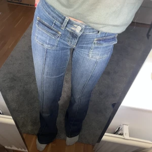 Jeans - Säljer dessa jättefina jeans från Nelly. Jeansen är köpta för 699 kr och använda 2 gånger, dvs jättebra skick!! Storlek 36(S). Jag är 163, innerbenslängd: 82 och midjemått rakt över: 38