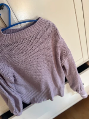 Stickad tröja - Jättemysig lika stickad tröja, välanvänd men fortfarande bra skick. Kan tänka mig lägre pris