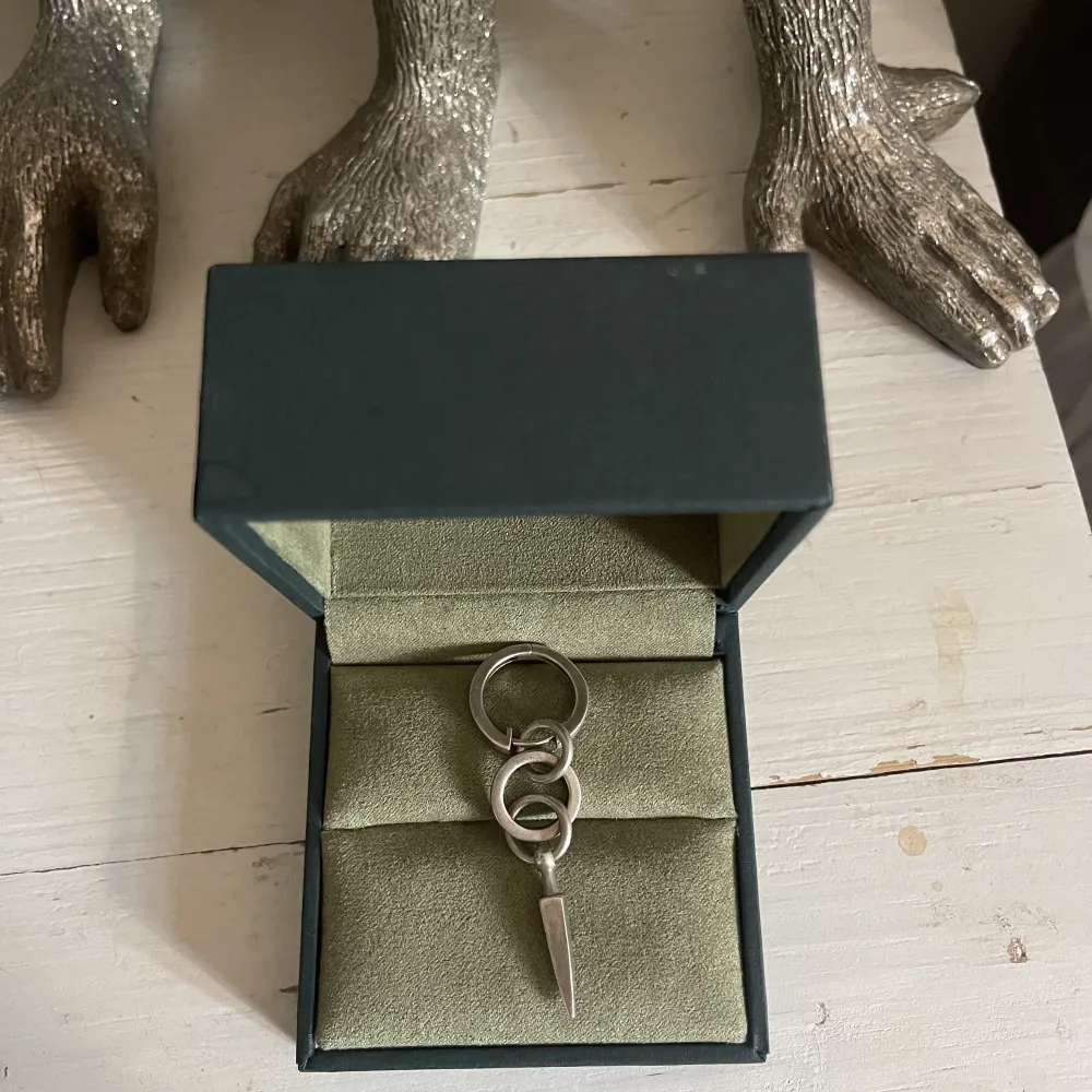 Säljer nu mitt Maria Nilsdotter örhänge. Fick det förra vintern i julklapp💘jättefint örhänge i silver, kan mötas upp i Stockholm. Orginalpris 2795 kr. Kan även vara intresserad av att byta till något i ungefär samma värde. . Asusteet.