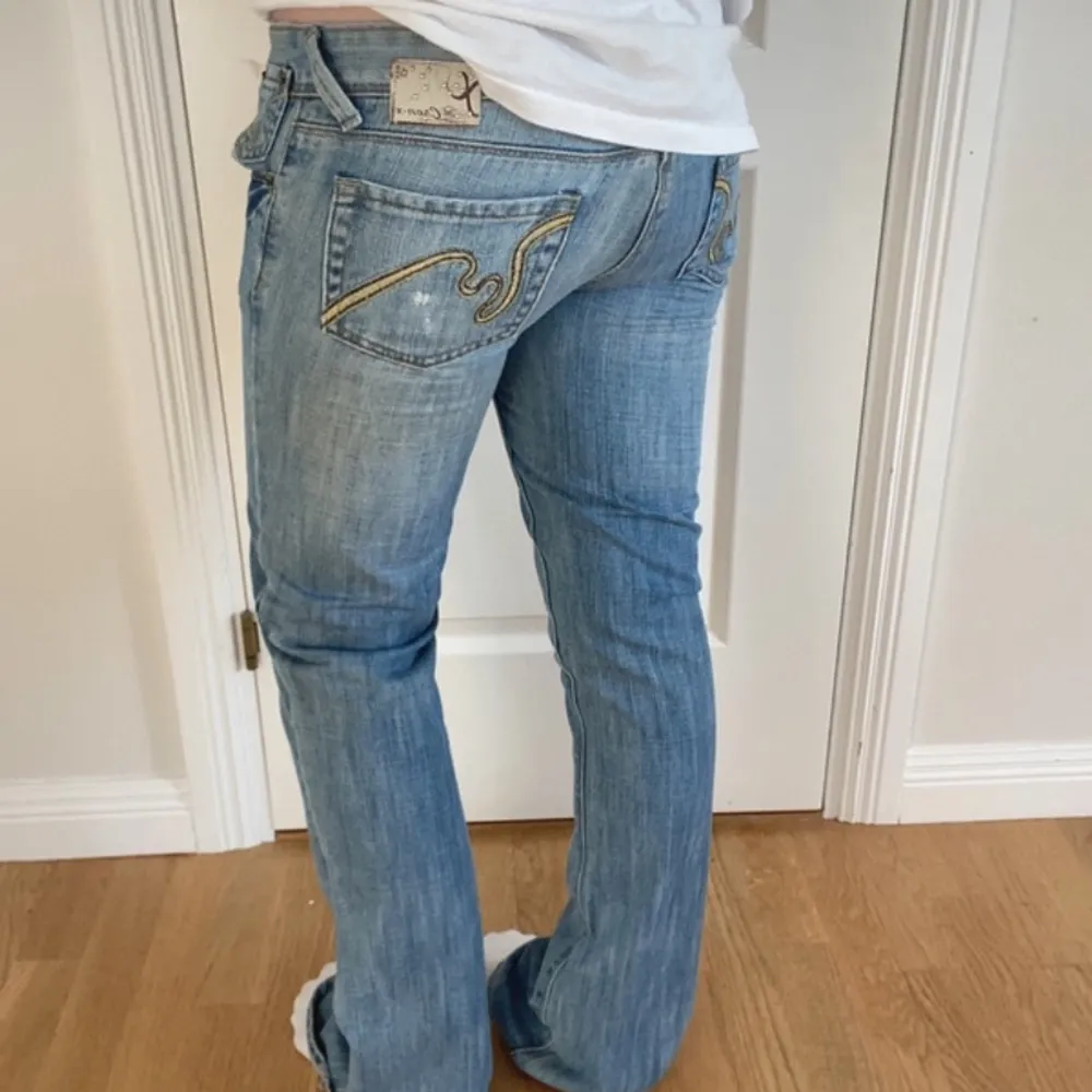 Helt nya med lappen kvar. Köpta på vinted men de passade inte mig alls, ( bilder lånade) . Midja 38 cm och innerben 79 cm Levis lowwaist bootcut vintage yk2 jeans. Jeans & Byxor.