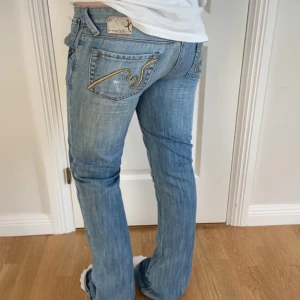 Lågmidjade bootcut jeans - Helt nya med lappen kvar. Köpta på vinted men de passade inte mig alls, ( bilder lånade) . Midja 38 cm och innerben 79 cm Levis lowwaist bootcut vintage yk2 jeans