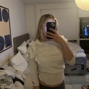 Vit topp med volanger - Söt topp med volanger från Mango. Stolek S