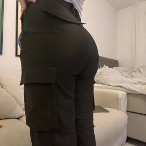 Cargo byxor - Mörkgröna straight cargobyxor från H&M Trend. Storlek 36. Nyskick