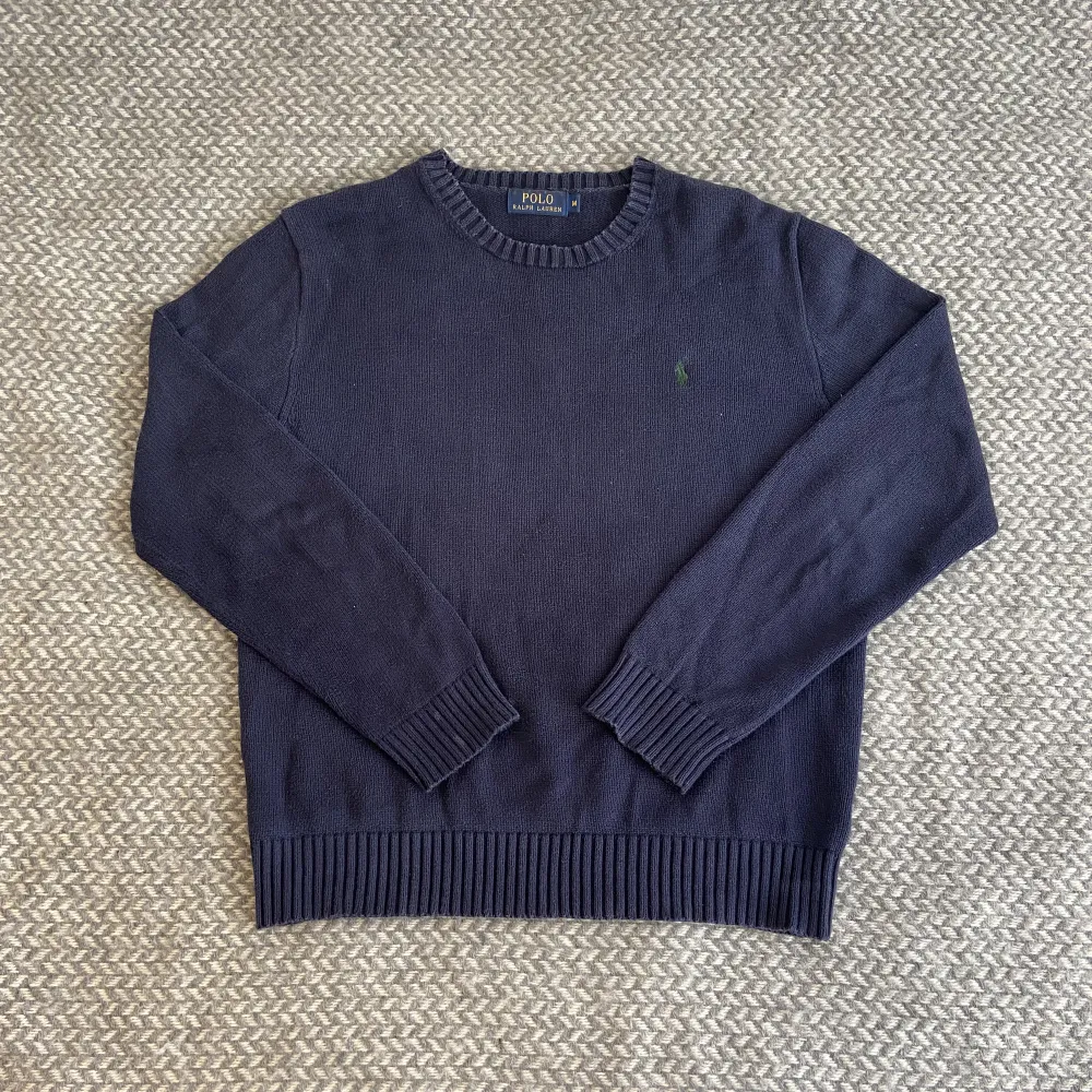 Mörkblå stickad tröja från polo ralph lauren. Storlek M, sitter som en S/M. I mycket bra skick, inga skador men en lite fläck på ärmen (bild 3). Hör gärna av dig vid frågor😉👊🏽. Tröjor & Koftor.