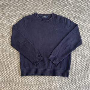 Mörkblå stickad tröja från polo ralph lauren. Storlek M, sitter som en S/M. I mycket bra skick, inga skador men en lite fläck på ärmen (bild 3). Hör gärna av dig vid frågor😉👊🏽