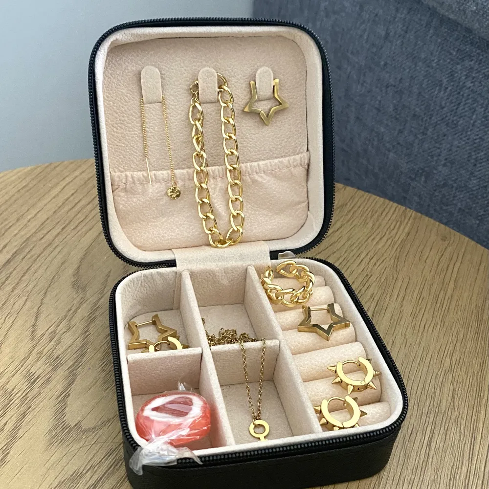 Mått 10x10cm! Förvara dina smycken snyggt och säkert i dessa smyckeskrin! Frakt spårbar 58kr. 💌 Instagram - Vikiicom. Accessoarer.