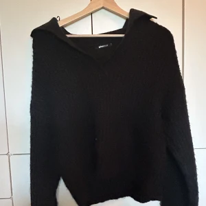 Fin stickad tröja - En svart stickade tröja från ginatricot som är köpt för 400kr, använd fåtal gånger.