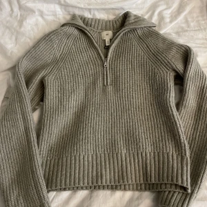 Stickad tröja med dragkedja - Säljer min jätte fina stickade tröja som tyvärr inte riktigt kommit till användning. Köpte den förra vintern och har använt ett fåtal gånger. Kontakt för fler bilder!🫶🏻
