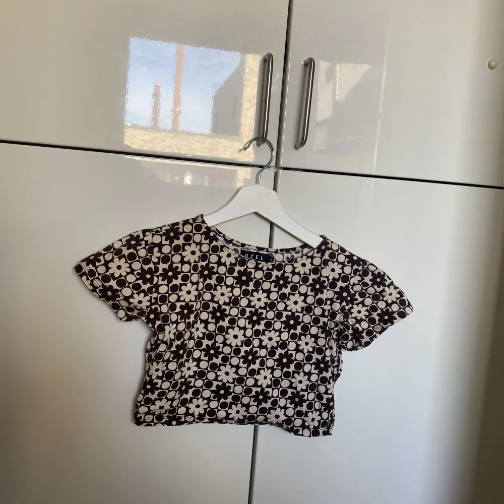 Magtröja / crop top med 60tals mönster  . Toppar.