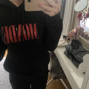 Hoodie - Svart hoodie med tryck strl xs