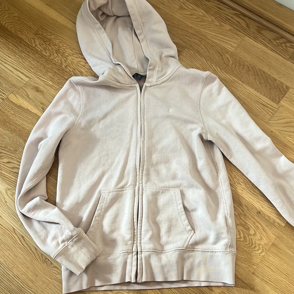 Bra använd, den är ljusrosa men syns inte bra i kameran. Passar XS/S, köpt för 599kr Ja den är äkta. Hoodies.