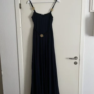 Maxiklänning Ida Sjöstedt - Maxiklänning i mörklblått från Ida Sjöstedt. Storlek 38, använd 1-2 gånger 🌸 finns ett litet hål i de yttre tyget, men är inget man tänker på. Ordinariepris ca 1700kr 😊 pris kan diskuteras