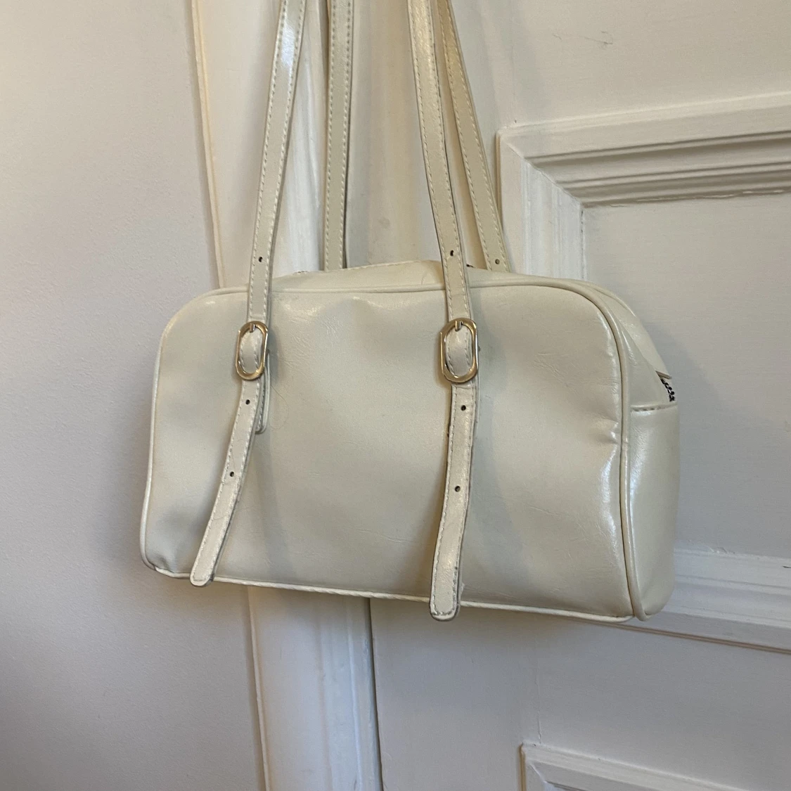Cremevit axelväska  - 90