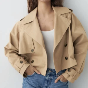 Kort trenchcoat  - Säljer denna snygga korta trenchcoat från Gina Tricot i beige i strl M! 🧚🏼inköpspris 599, säljs för 300!
