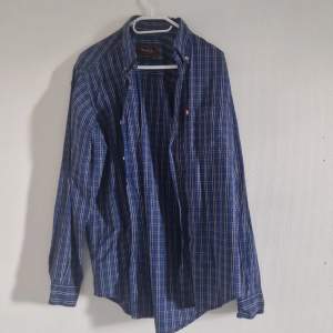 Säljes Marlboro classic skjorta i blåa fina färger. Sparsamt använd. 