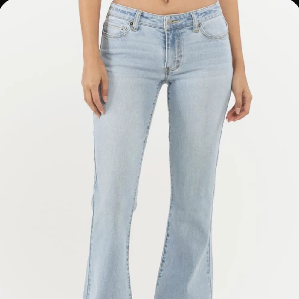 Säljer dessa populära jeansen från hm🥰 skriv om du har några frågor om mått eller om du vill köpa. Priset går att diskutera . Jeans & Byxor.