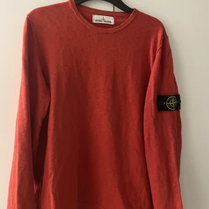 Röd stone island tröja - Storlek M Äkta