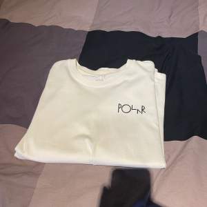 Hej! Säljer nu min riktigt snygga polar t-shirt. Väldigt fint skick och extremt bra kvalite, lite tjockare i material vilken är positivt.  Nypris: 500kr