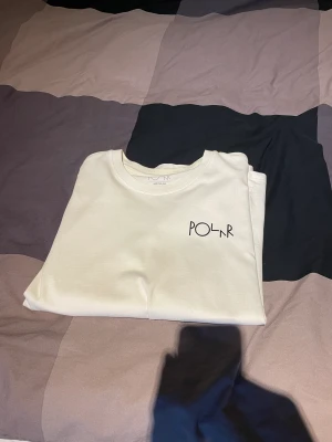 Polar t-shirt - Hej! Säljer nu min riktigt snygga polar t-shirt. Väldigt fint skick och extremt bra kvalite, lite tjockare i material vilken är positivt.  Nypris: 500kr