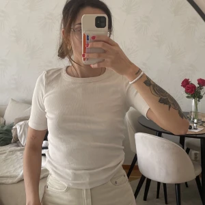 Tshirt - Tshirt från Gina tricot med lite längre ärmar.