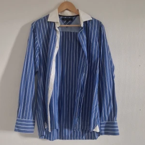 Tommy Hilfiger Skjorta - Säljes fin Tommy Hilfiger Skjorta i den mjuka blåa färgen. Använd några få gånger. Storlek Medium.