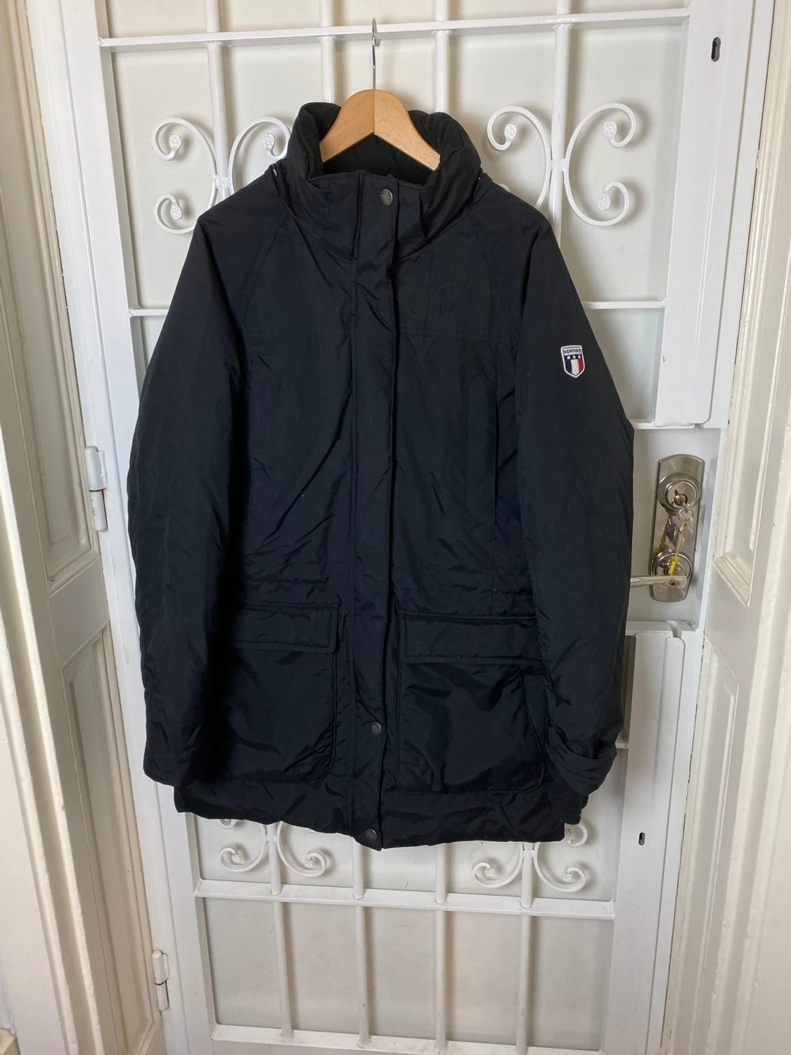 Svart stilren dunjacka